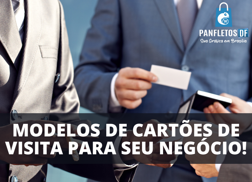 Executivos trocando cartões de visita durante reunião, com logo da Panfletos DF no canto superior direito.