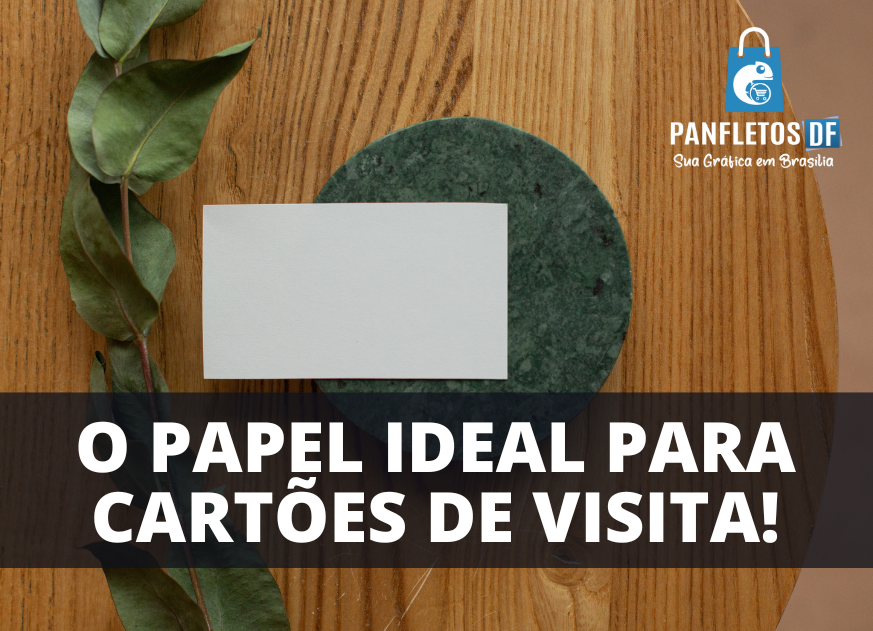 Cartão de visita em branco sobre mesa de madeira, destacando a importância do papel na impressão de cartões personalizados.