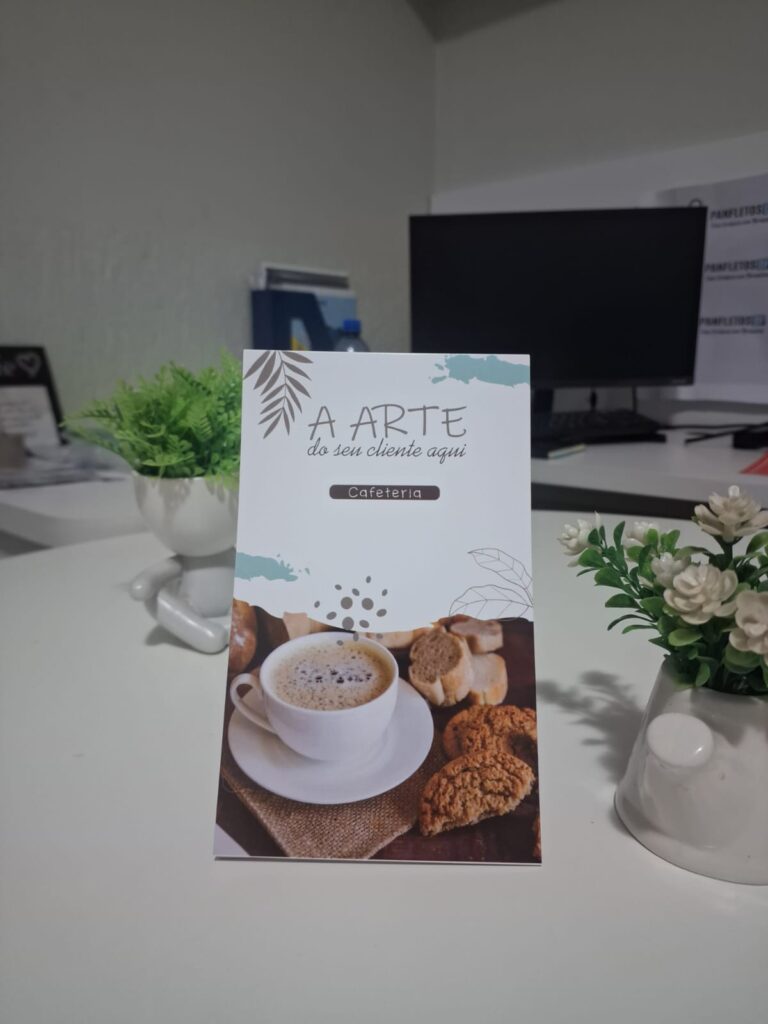 Display de Mesa Triangular em PVC Premium Branco 0,50mm – Personalizado