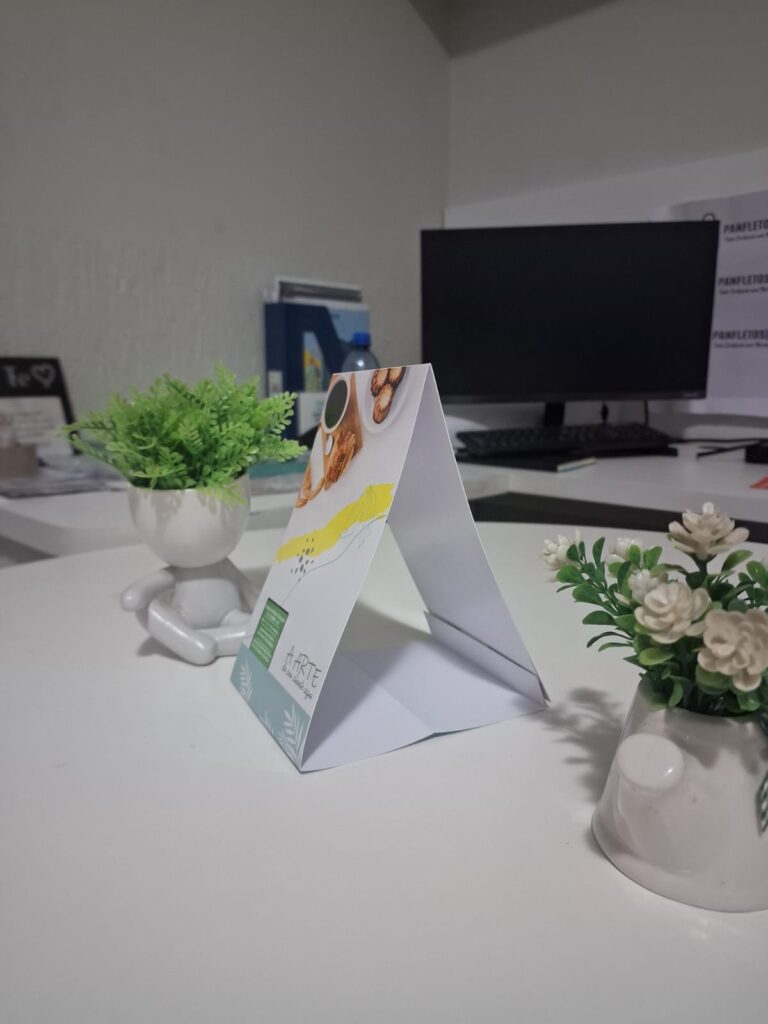 Display de Mesa Triangular em PVC Premium Branco 0,50mm – Personalizado