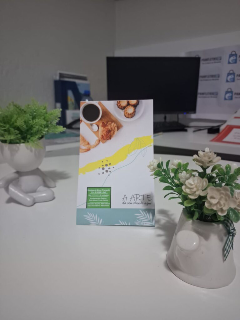 Display de Mesa Triangular em PVC Premium Branco 0,50mm – Personalizado