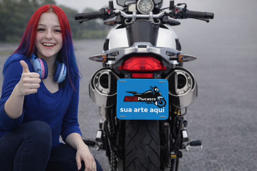 O cobre placa para motos em PVC branco premium 0,50mm é a solução ideal para empresas e instituições que precisam ocultar placas de motocicletas de forma padronizada, profissional e segura, seja em concessionárias, eventos promocionais, estacionamentos ou ações institucionais. Produzido com acabamento em faca padrão para cobertura de placas de moto, oferece encaixe preciso, resistência ao manuseio diário e excelente apresentação visual, mesmo em operações com grande volume de veículos. Disponível com impressão colorida 4x0 e em diferentes quantidades, esse modelo permite padronização visual e flexibilidade de compra conforme a demanda do negócio. É um produto funcional, durável e com excelente custo-benefício por unidade, fabricado pela Panfletos DF, com prazo de produção rápido e atendimento em Brasília e Distrito Federal — ideal para quem busca organização, impacto visual e resultado profissional.